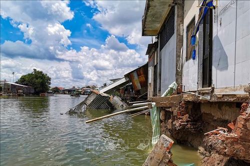 Vì sao sạt lở bờ sông ở Đồng bằng sông Cửu Long gia tăng bất thường?