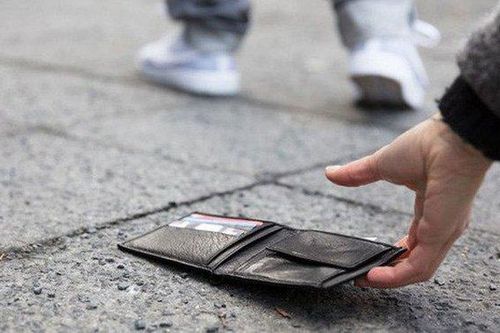 Có thể ngồi tù nếu nhặt được của rơi không chịu trả lại