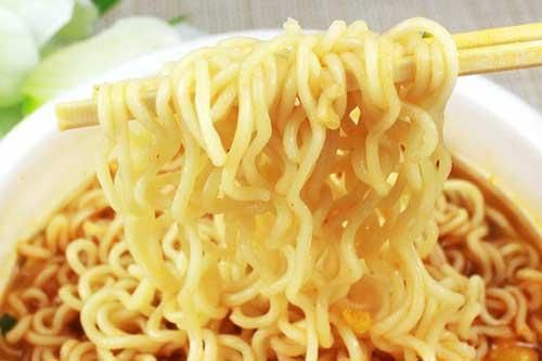 Đây là nguyên nhân vì sao bạn nên hạn chế ăn mì tôm