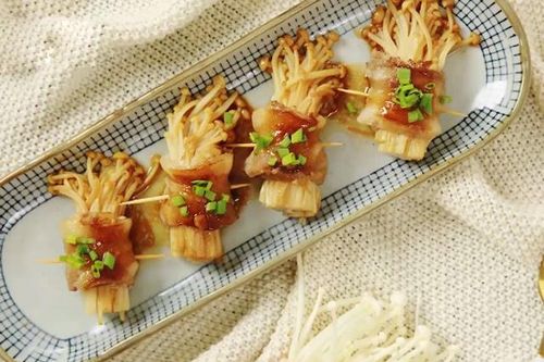 Ba chỉ heo cuộn nấm kim châm sốt dầu hào nóng hổi vừa ăn vừa thổi