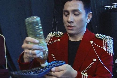 Nam MC nổi tiếng bị bung đế giày, Võ Hạ Trâm lập tức 'mỉa mai'