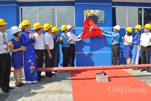 Gắn biển công trình điện chào mừng ngày thành lập Công đoàn Việt Nam