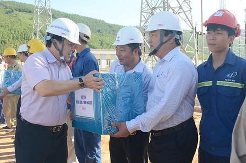Chủ tịch CMSC thăm, tặng quà đơn vị thi công sân phân phối 500 kV Trung tâm Điện lực Quảng Trạch