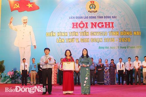 Tiếp tục đẩy mạnh các phong trào thi đua yêu nước