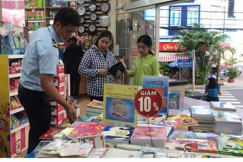 Thị trường sách giáo khoa 'vào mùa'