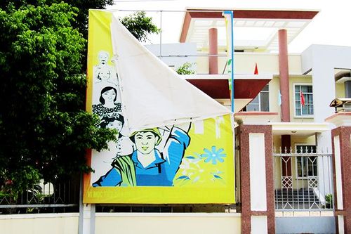 Pa nô tuyên truyền bị rách