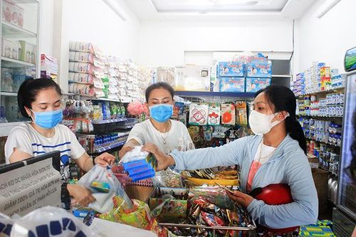 Khẩu trang y tế lại tăng giá, khan hiếm