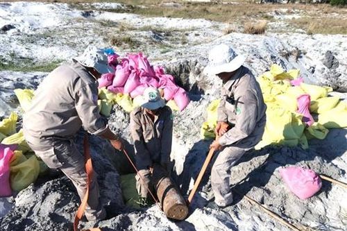 Di dời quả đạn pháo nặng 117 kg ra khỏi nhà dân