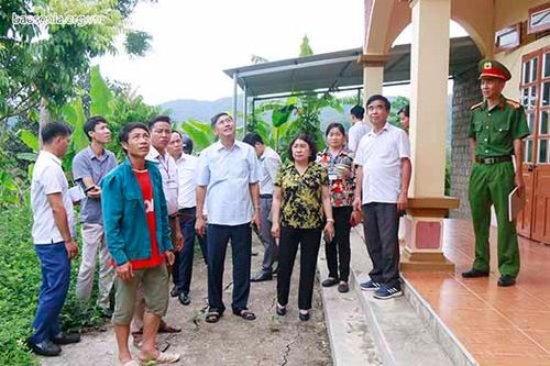 Đồng chí Bí thư tỉnh ủy kiểm tra thiệt hại do động đất tại Mộc Châu