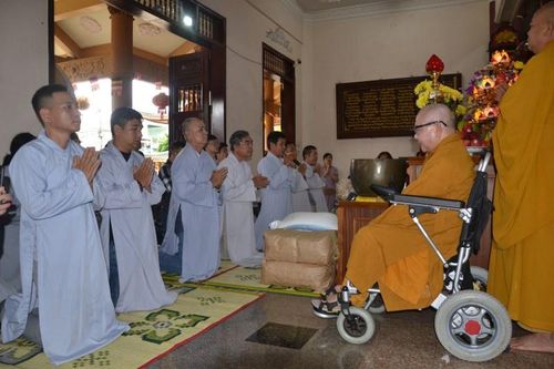 Phật tử Lá Bồ Đề cúng dường trường hạ ở Tây Nguyên