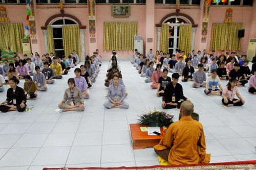 Hơn 100 bạn trẻ 'tìm về an lạc' tại chùa Sủi