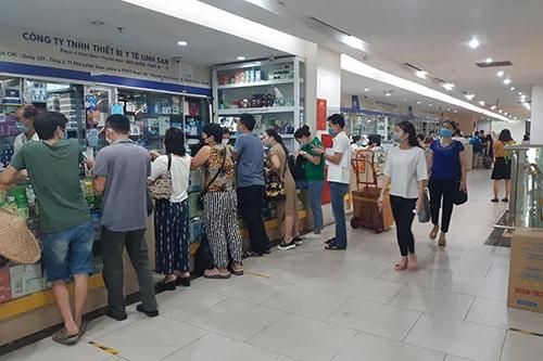 Khẩu trang y tế phòng Covid: Dân buôn lại 'thổi giá'