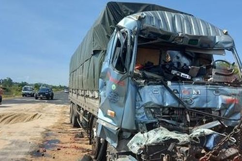 Tự tông vào xe chờ đèn đỏ, tài xế cùng phụ xe thương vong