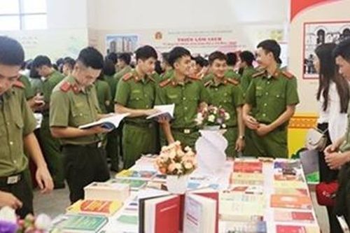 Trưng bày trên 2.000 đầu sách tại Ngày hội sách về CAND