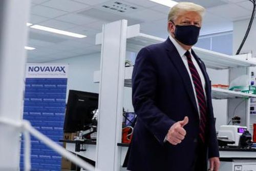 Trump tiếp tục đeo khẩu trang, đặt hy vọng vào vaccine Covid-19