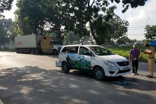 TPHCM: Xe container tông taxi, 7 người đi ăn cưới thoát chết