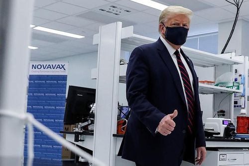 Ông Trump đeo khẩu trang nơi công cộng, nói Mỹ có vaccine COVID-19 vào cuối năm