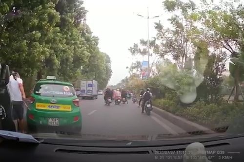 Tài xế xe tải vác dao dọa tài xế taxi sau va chạm