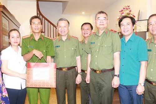 Lãnh đạo Đảng, Nhà nước thăm, tặng quà thương binh, gia đình chính sách