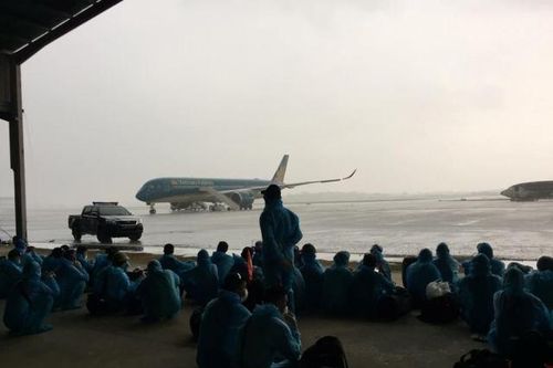 Chiều nay, chuyến bay đưa 219 công dân Việt Nam từ Guinea Xích đạo hạ cánh tại Nội Bài