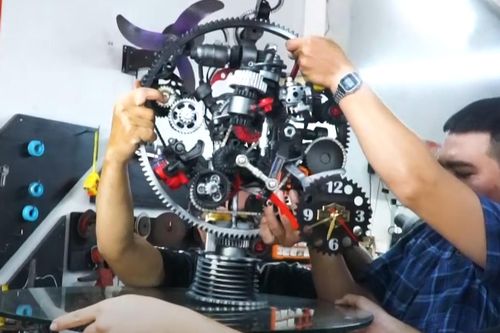 Bàn robot cao bằng người thật, giá 70 triệu làm từ phụ tùng ở TP.HCM