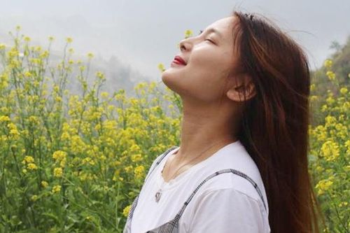 Thầy giáo Mỹ bật khóc trước nghị lực của cô sinh viên người Dao