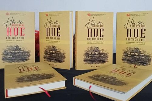 Đấu giá sách trúc chỉ đặc biệt về Huế thu về hơn 100 triệu