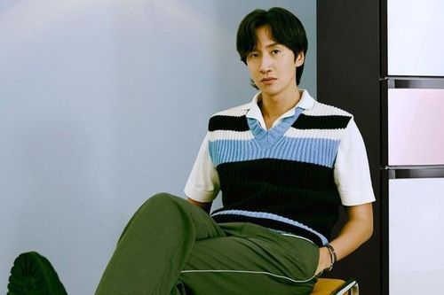 Lee Kwang Soo mang tạo hình khác lạ lên tạp chí