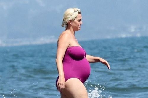 Katy Perry đi biển vào tháng thứ 9 của thai kỳ