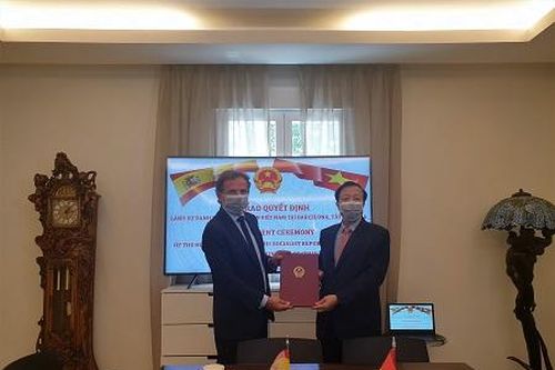 Trao quyết định bổ nhiệm Lãnh sự danh dự Việt Nam tại Barcelona