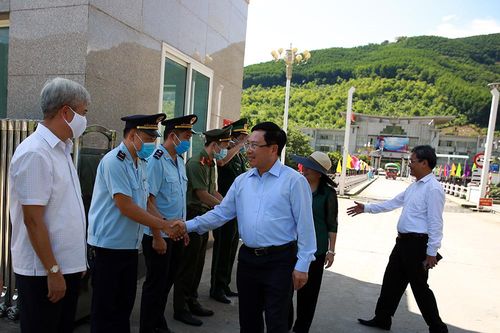 Phó Thủ tướng Phạm Bình Minh làm việc tại Lai Châu