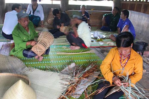 Triển lãm và giới thiệu nghề đan lát của người Cơ Tu