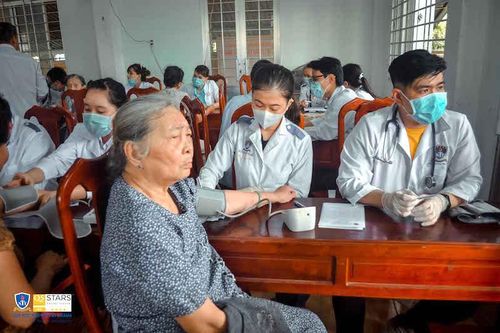 Sinh viên trường ĐH Nguyễn Tất Thành khám, cấp phát thuốc miễn phí cho người nghèo