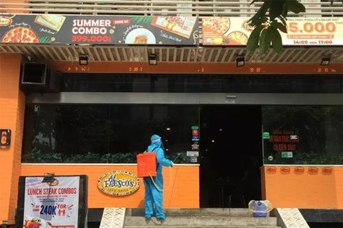 Thêm 4 nhân viên nhà hàng hàng xóm hút thuốc lào chung với bệnh nhân 447