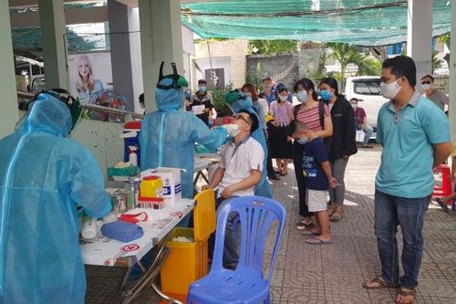 TP.HCM: Cảnh giác nguy cơ lây nhiễm Covid-19 khi đưa cả gia đình đi khai báo y tế