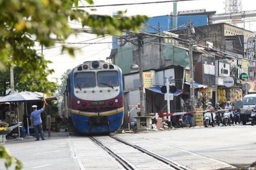Nhân viên gác chắn tàu cứu người đàn ông say xỉn