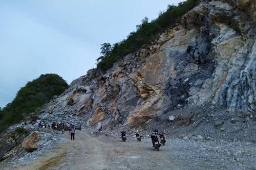 Nam công nhân bị đá đè tử vong