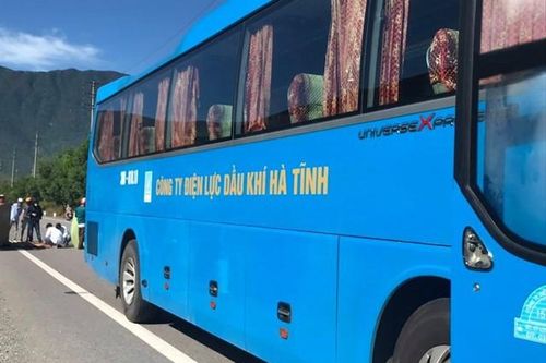Người đàn ông bị xe khách chạy cùng chiều cán tử vong
