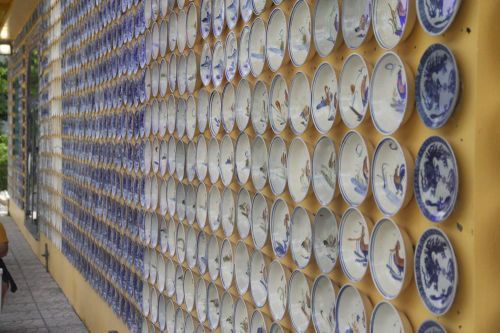 Chiêm ngưỡng ngôi nhà 2 tầng ở Cần Thơ phủ kín hàng nghìn món đồ cổ
