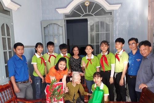 Bibica tặng 10 nghìn phần quà gia đình thương binh liệt sĩ, cựu chiến binh