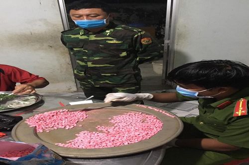Long An: Bắt 2 đối tượng tàng trữ hơn 10kg ma túy ở biên giới