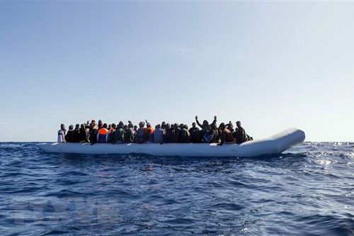 Italy giải cứu gần 100 người di cư gặp nạn ngoài khơi bờ biển Libya