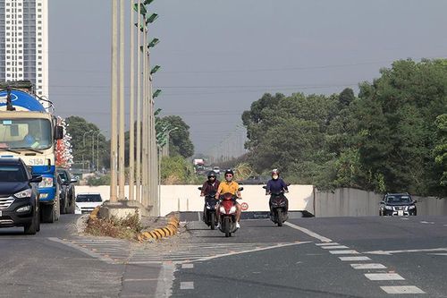 Hàng loạt mô tô xe máy đi vào đường cao tốc, quay đầu bỏ chạy khi gặp CSGT