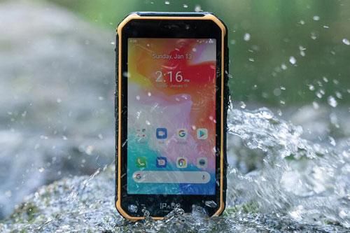 Trên tay smartphone 'nồi đồng cối đá', RAM 4 GB, pin 4.000 mAh, giá 3 triệu đồng