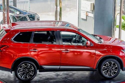 Lăn bánh Mitsubishi Outlander 2.4 CVT vừa ra mắt tốn bao nhiêu?