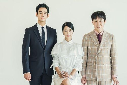 'Điên thì có sao' tung ảnh gia đình bí ẩn của Kim Soo Hyun, Seo Ye Ji và Oh Jung Se
