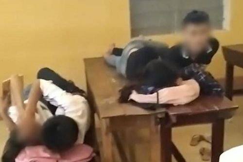 Học sinh kê bàn ghế, nằm cạnh nhau với những cử chỉ thân mật tại lớp học gây bức xúc