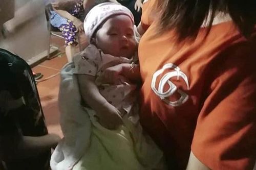 Bé gái 2 tháng tuổi bị bỏ rơi trước ngõ kèm dòng chữ: 'Em nhờ anh chị nuôi giúp'