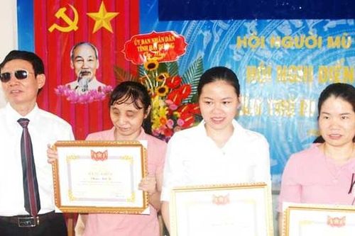 Cô gái khiếm thị tự mang ánh sáng đến cuộc đời mình