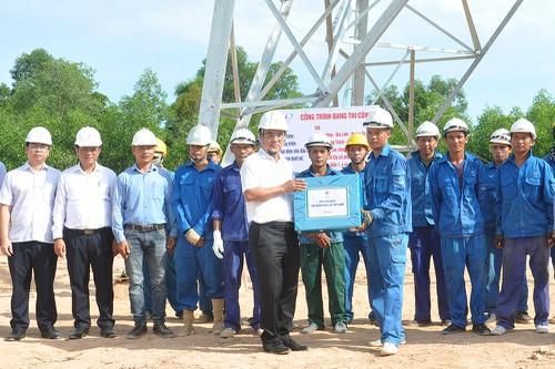 Lãnh đạo EVN động viên đơn vị thi công đường dây 500 kV mạch 3 tại Quảng Trị, Quảng Bình